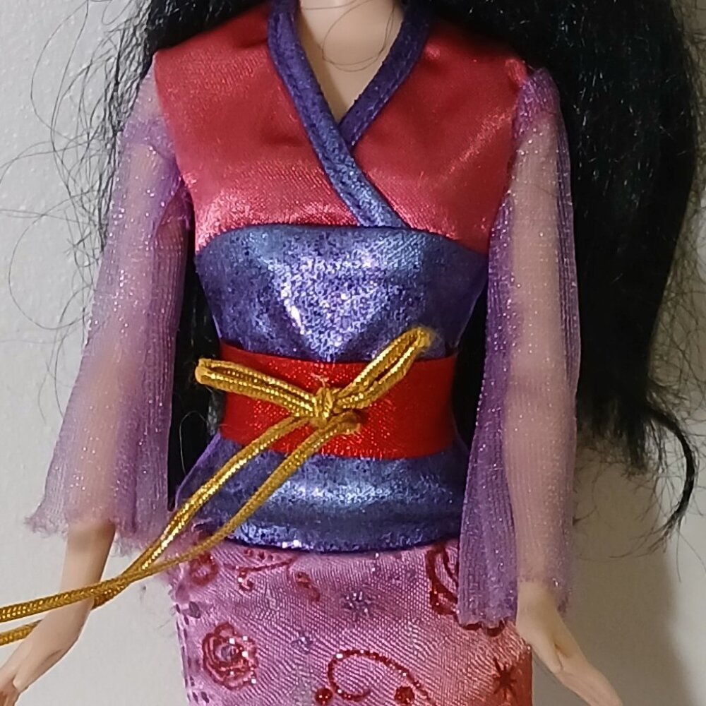 Disney Mulan doll with sword and dagger - Picture 2 of 4